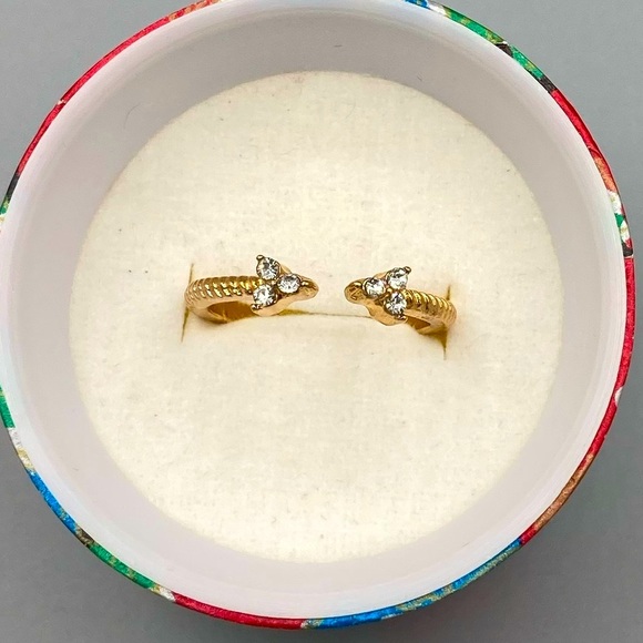 Arrow Ring with Clear Crystal Accents - Picture 2 of 3